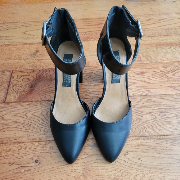 Deena & Ozzy Black Ankle Strap Block Heels 6 - Picture 3 of 6